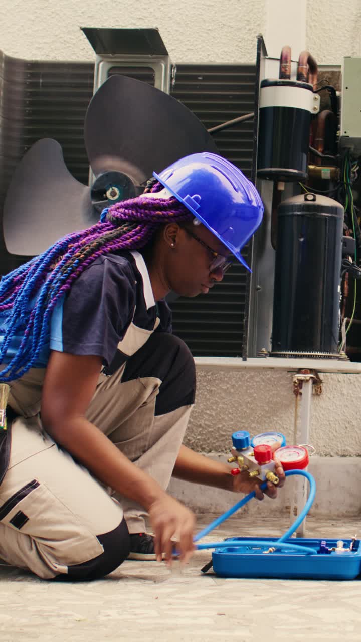 Vertical video Engineer prepares for condenser checkup