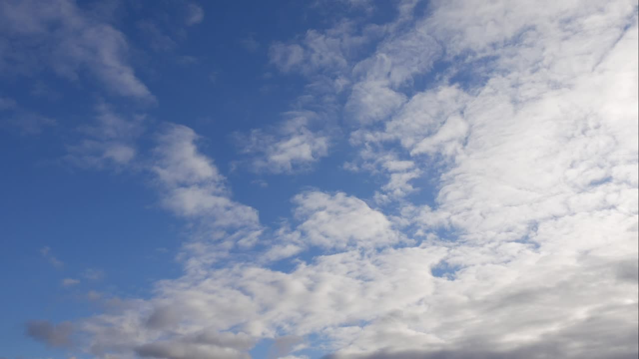 cielo azul nubes blancas. nubes puffy fluffy blancas. nube cúmulo scape lapso de tiempo. verano cielo azul lapso de tempo. dramático majestuoso increíble cielo azul. nubes blancos suaves se forman. nubes fondo lapso de time