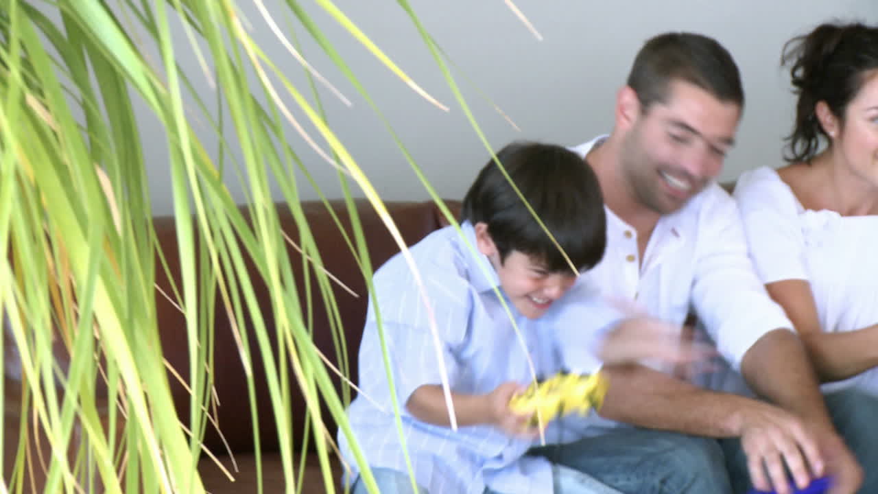 familia feliz jugando a un videojuego 2