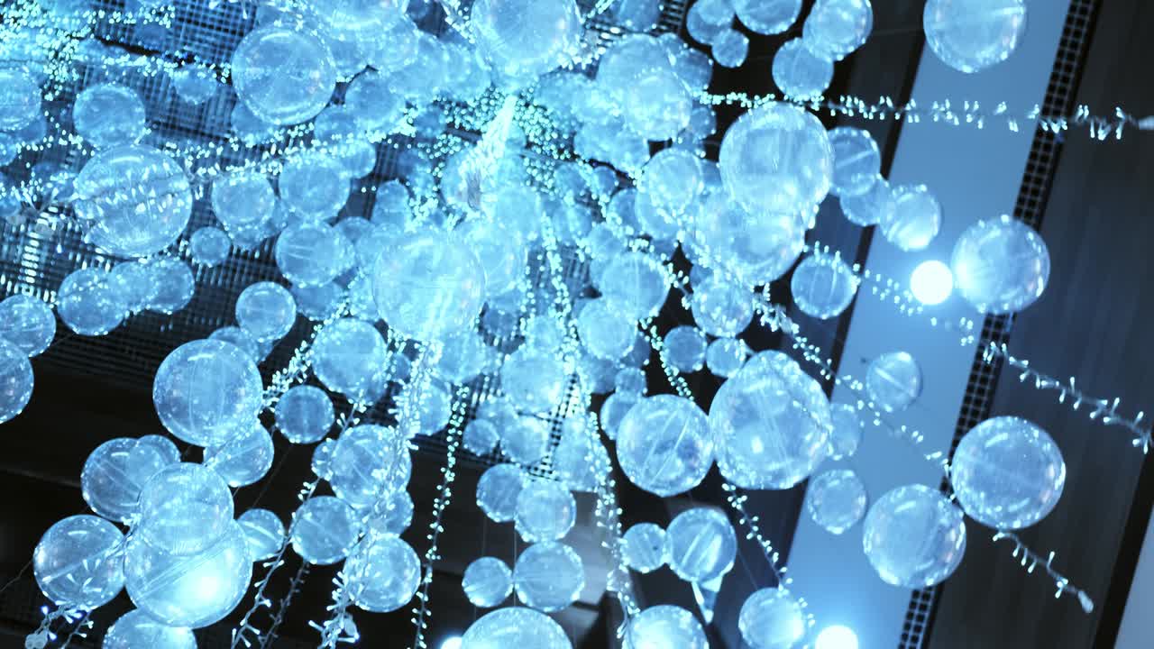 움직이는 꽃받침과 공의 배경