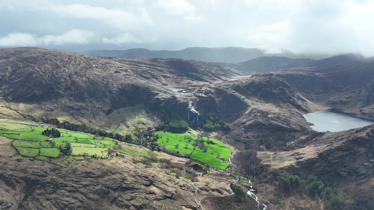 Irlands episke steder: Gleninchquin Valley, Kerry, på en regnfull vårdag. Et must å se langs The Wild Atlantic Way.
