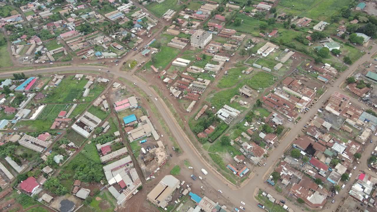 Vista aerea dall'alto del traffico stradale nel quartiere residenziale della città di Loitokitok, Kenya.