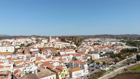 vista del paisaje urbano de silves en algarve, portugal - toma aérea de órbita de ángulo bajo