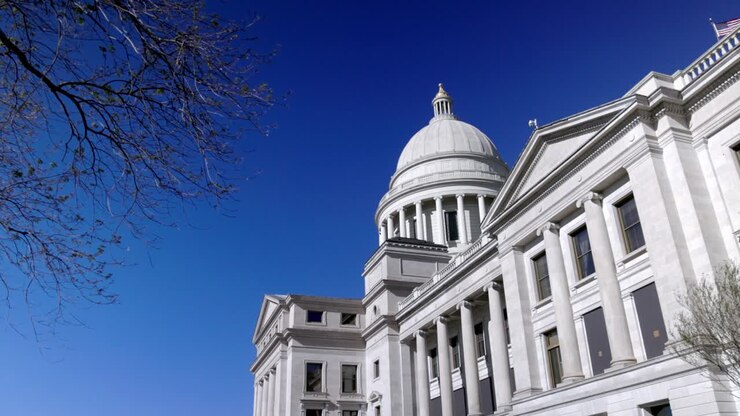 Palazzo del Campidoglio dello stato dell'Arkansas a Little Rock, Arkansas, con ripresa video con gimbal che avanza tra gli alberi.