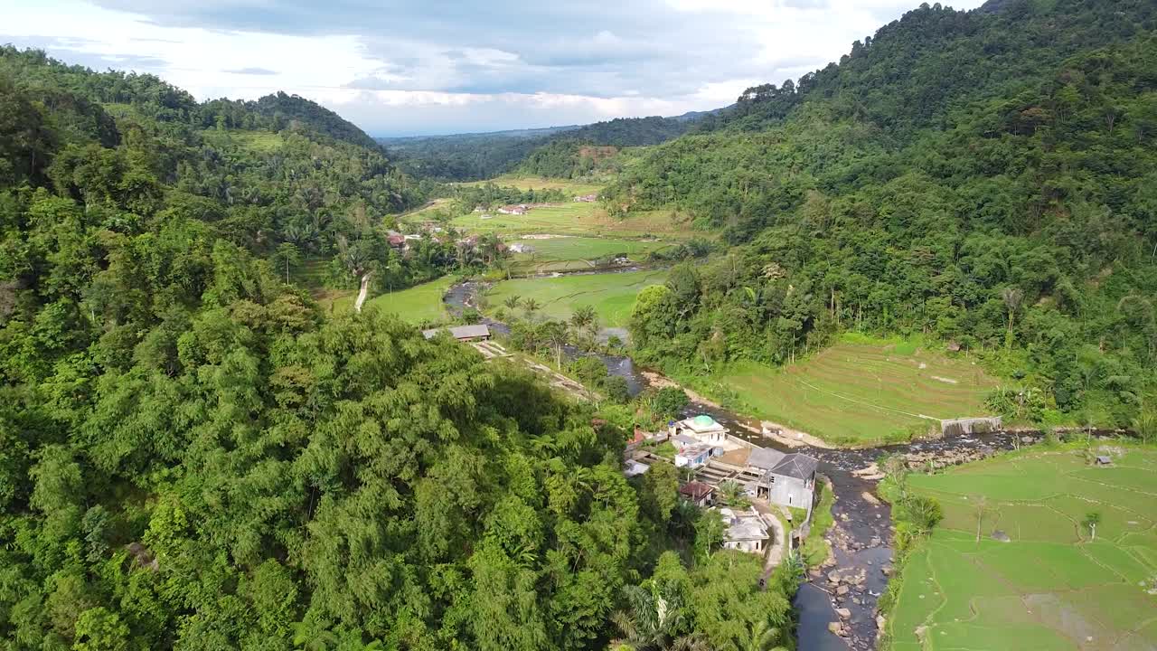 disparo de drones, zona rural entre bosques tropicales