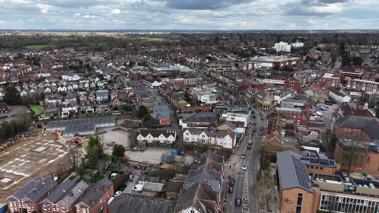 Ripresa aerea con drone della via principale del centro di Weybridge, Surrey, Regno Unito.