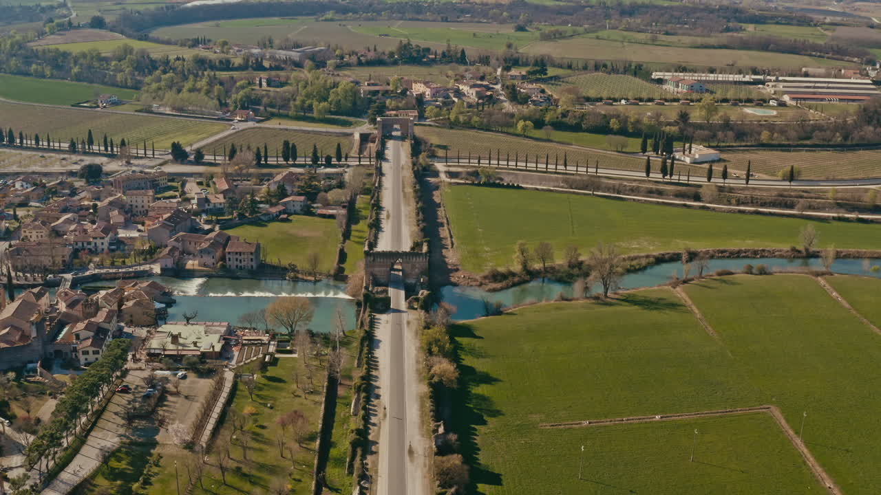 disparo de drones sobre el puente valeggio sul mincio mantova italia