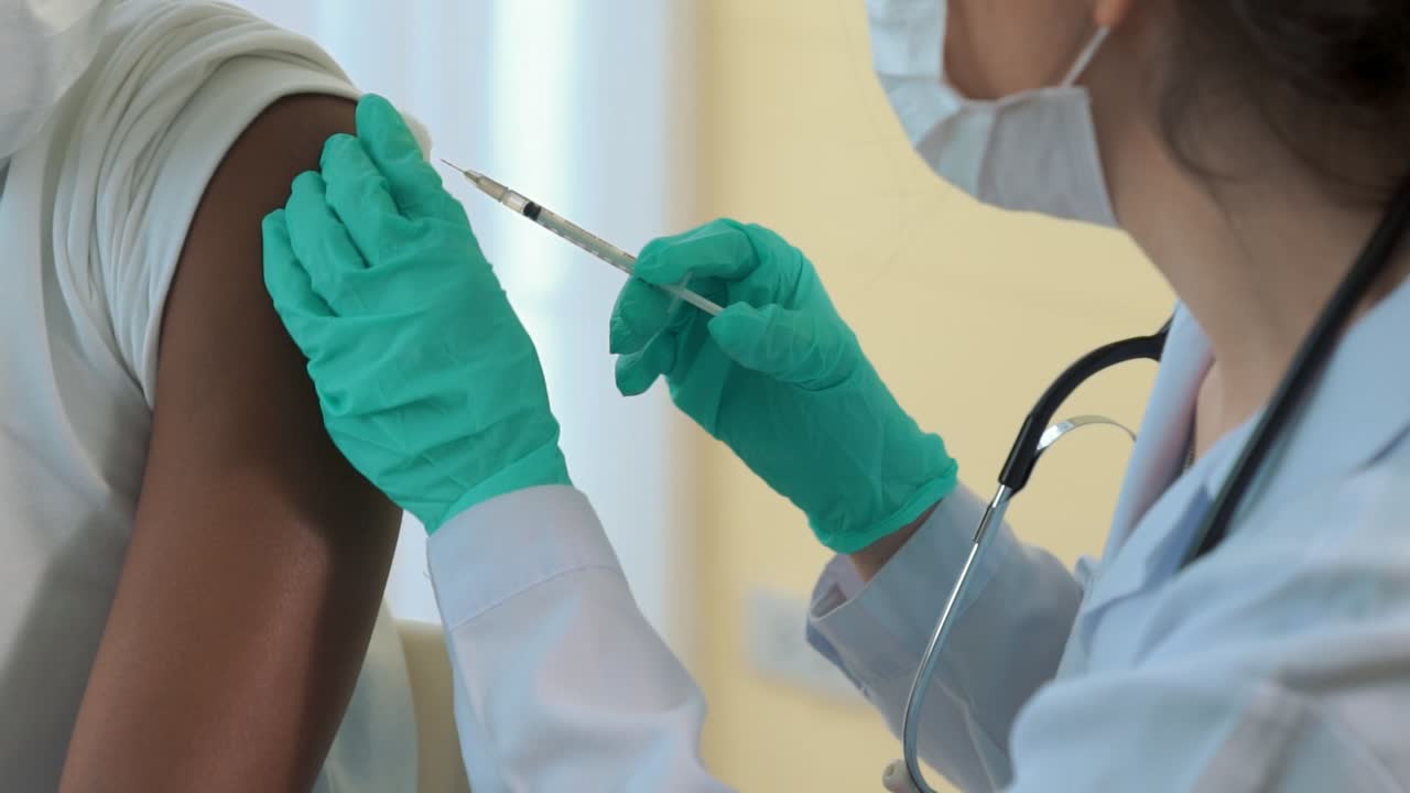 un joven visita a un médico experto en el hospital para vacunarse