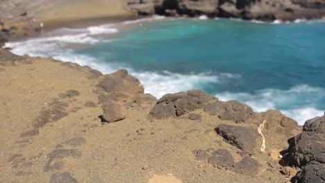 Las-Olas-Chocan-Contra-La-Costa-Detrás-De-Rocas-Negras-En-La-Playa-De-Arena-Verde-En-Hawaii