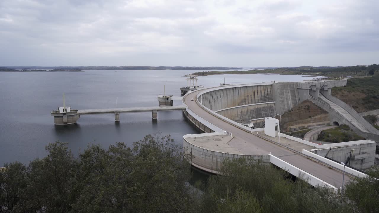 barragem do alqueva dam en alentejo, portugal
