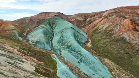 drone aéreo directo hacia adelante vista a baja altitud sobre grænihryggur, la roca verde, en landmannalaugar, islandia
