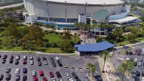 video de drones aéreos de 4k de los fanáticos que se presentan en el campo tropicana para el juego de playoffs de la mlb de tampa bay rays en el centro de st.