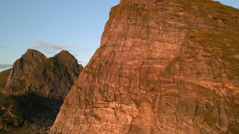 Amanecer-Brillando-En-La-Ladera-De-Una-Montaña