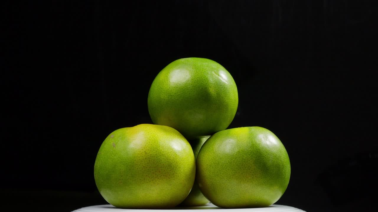 tomada de primer plano de naranja volviéndose en fondo negro