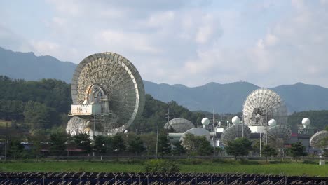 Antenas-Parabólicas-Kt-Sat-En-Kumsan,-Corea-Del-Sur-Durante-El-Día---Toma-De-Alejamiento