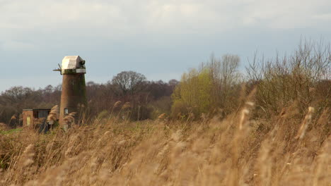 Weite-Aufnahme-Einer-Verlassenen-Wassermühle-Mit-Schilf-Im-Vordergrund-Auf-Dem-Fluss-Ant-An-Den-Norfolk-Broads