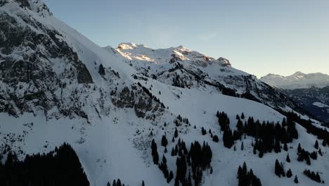 fronalpstock suiza glarus alpes suizos vuelo hacia los picos soleados