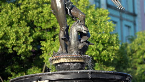 Nahaufnahme-Der-Neptunstatue-Mitten-In-Der-Stadt-Danzig-In-Polen