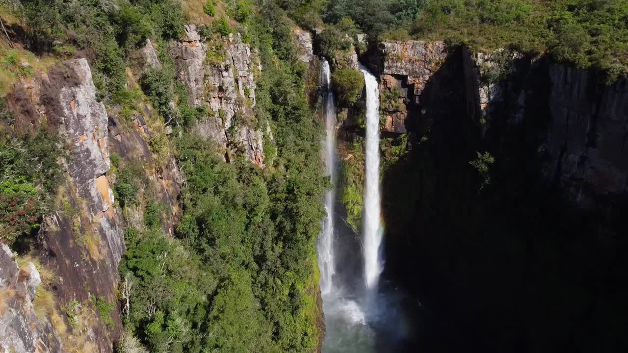 toma de drone de la cascada en sudáfrica