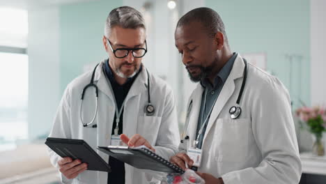 médicos, hombres y tableta para la discusión en equipo