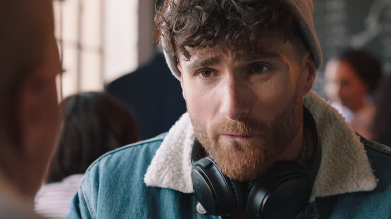 привлекательный хипстер разговаривает с другом пьет кофе в кафе общается наслаждается разговором расслабляется в ресторане