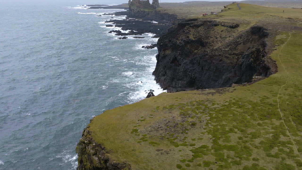 vista aérea inclinada sobre la costa del sur de islandia, nublado, día de otoño