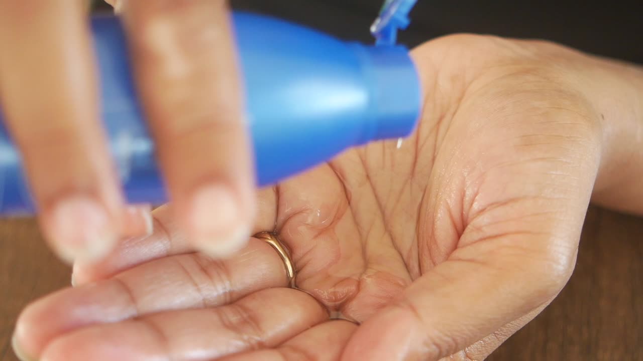 Applicare olio per capelli sulle mani