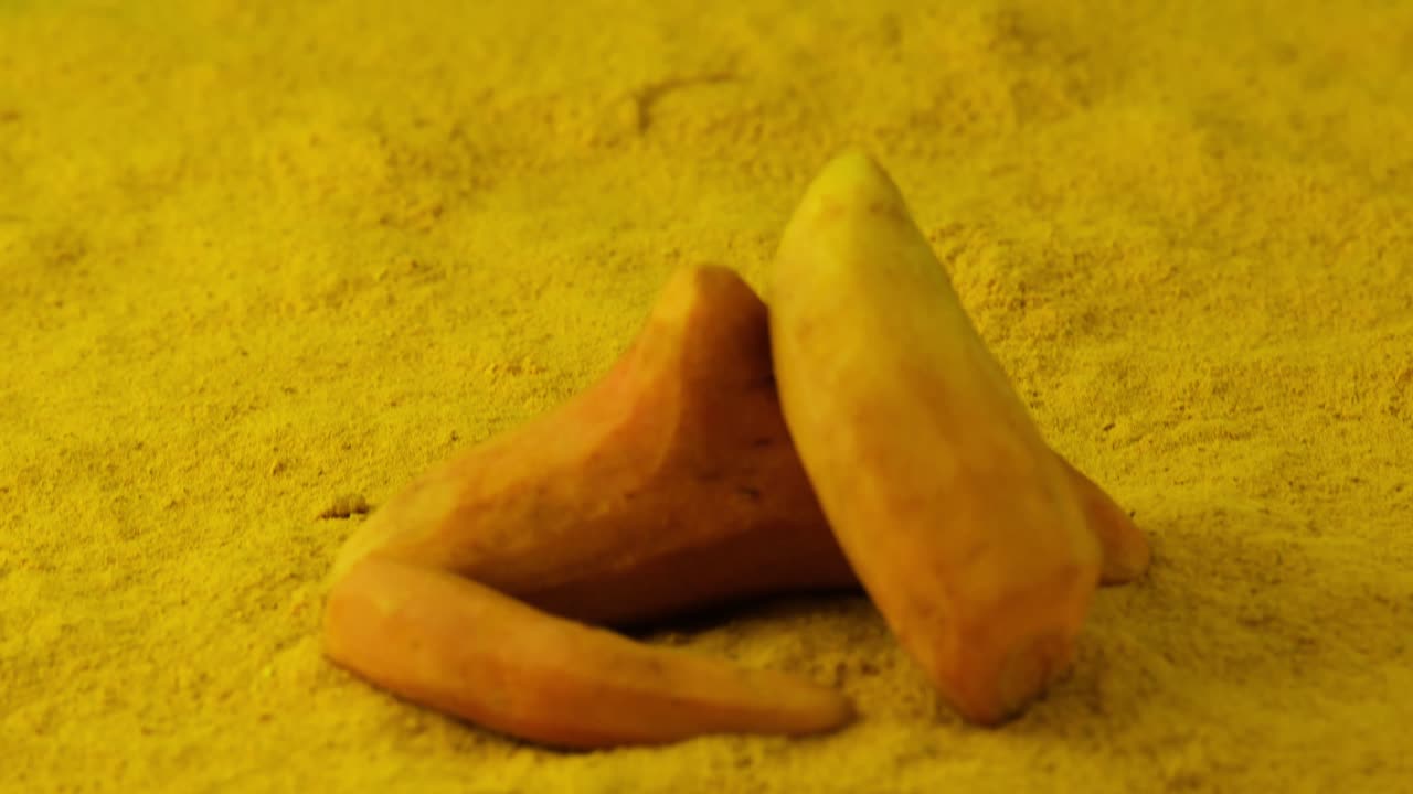 노란색의 투르메리크 원시와 가루