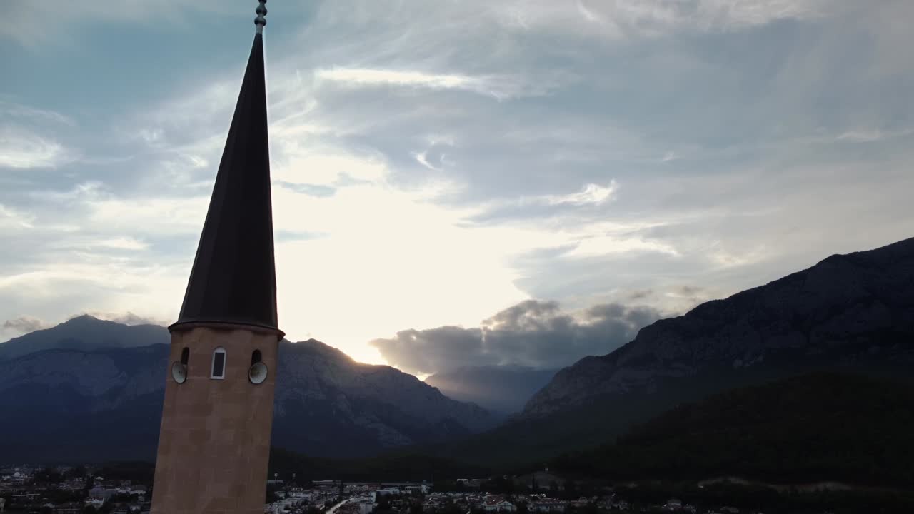 해가 뜨고 산을 배경으로 한 무슬림 터키 모스크의 공중 촬영