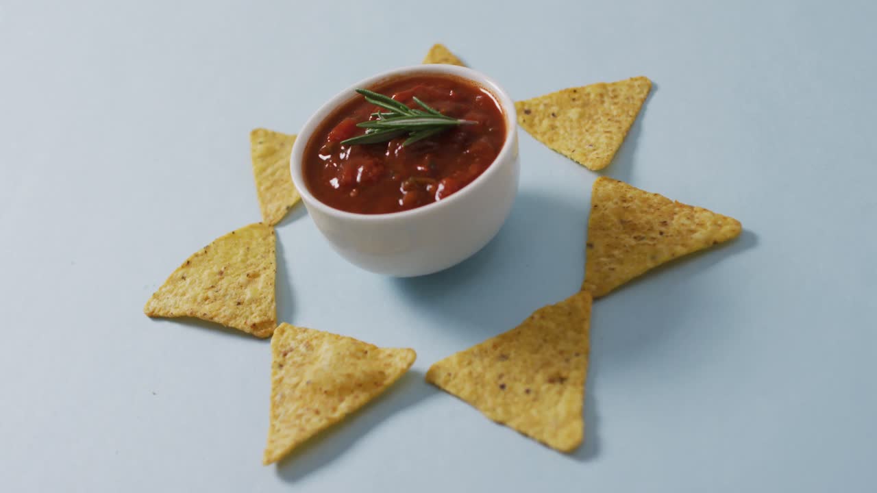 video de papas fritas de tortilla y salsa en una superficie gris