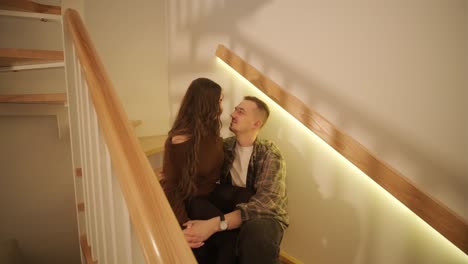 una pareja enamorada está pasando tiempo en casa.
