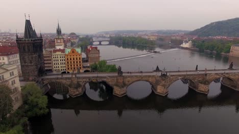 Toma-Aérea-Del-Antiguo-Puente-De-Carlos-En-Praga