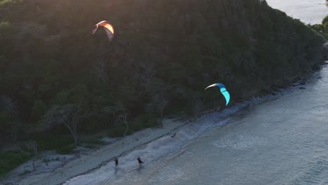 kiteboarding en la playa del atardecer