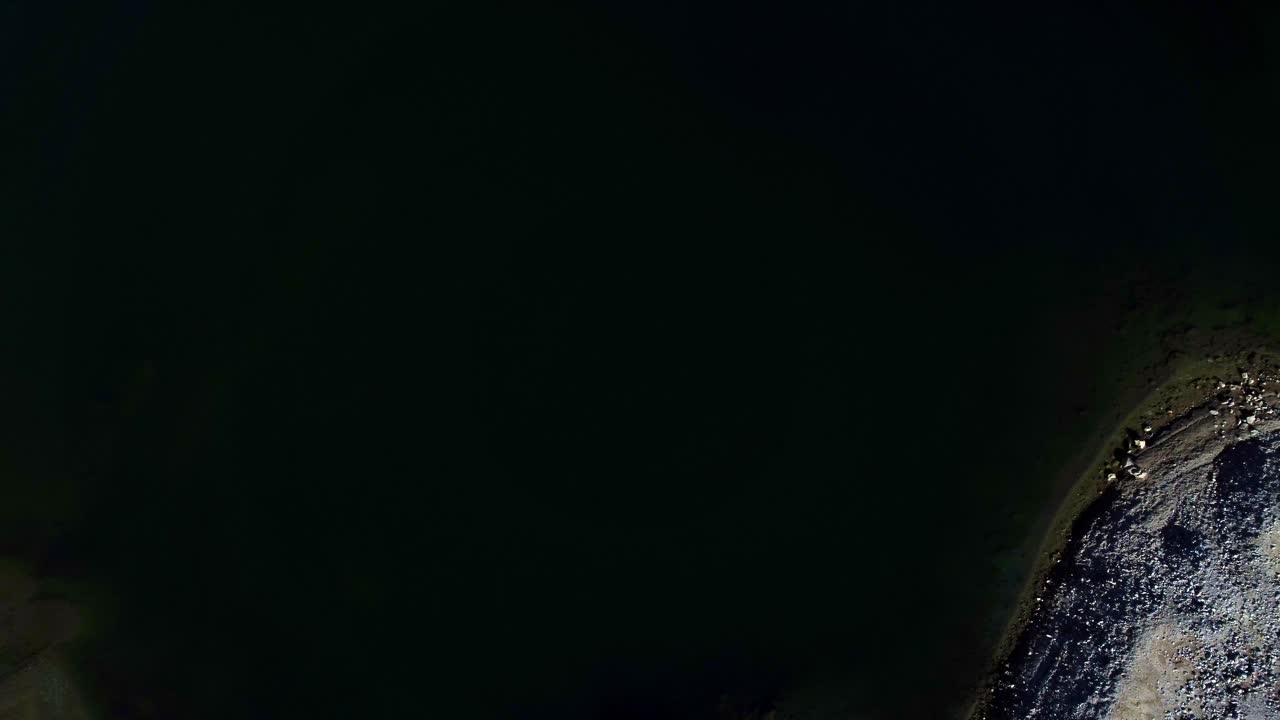 vista superior de la orilla del lago que revela el maravilloso paisaje del lago della rovina, val grana, piamonte