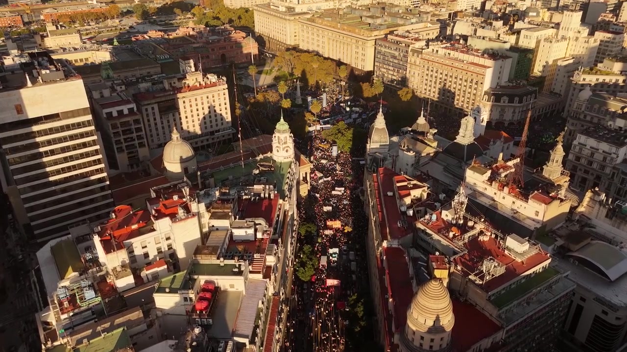 Vista cinematografica al tramonto di persone che affollano le strade di Buenos Aires durante il massiccio sciopero studentesco del 12 maggio 2026. Clip 4K di alta qualità che cattura la storica manifestazione per l'istruzione pubblica