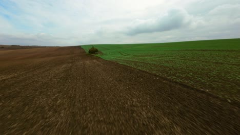 Schnelle-FPV-Drohne-Mit-Niedrigem-Winkel,-Die-über-Landwirtschaftlichen-Flächen-In-Der-Tschechischen-Republik-Geschossen-Wurde