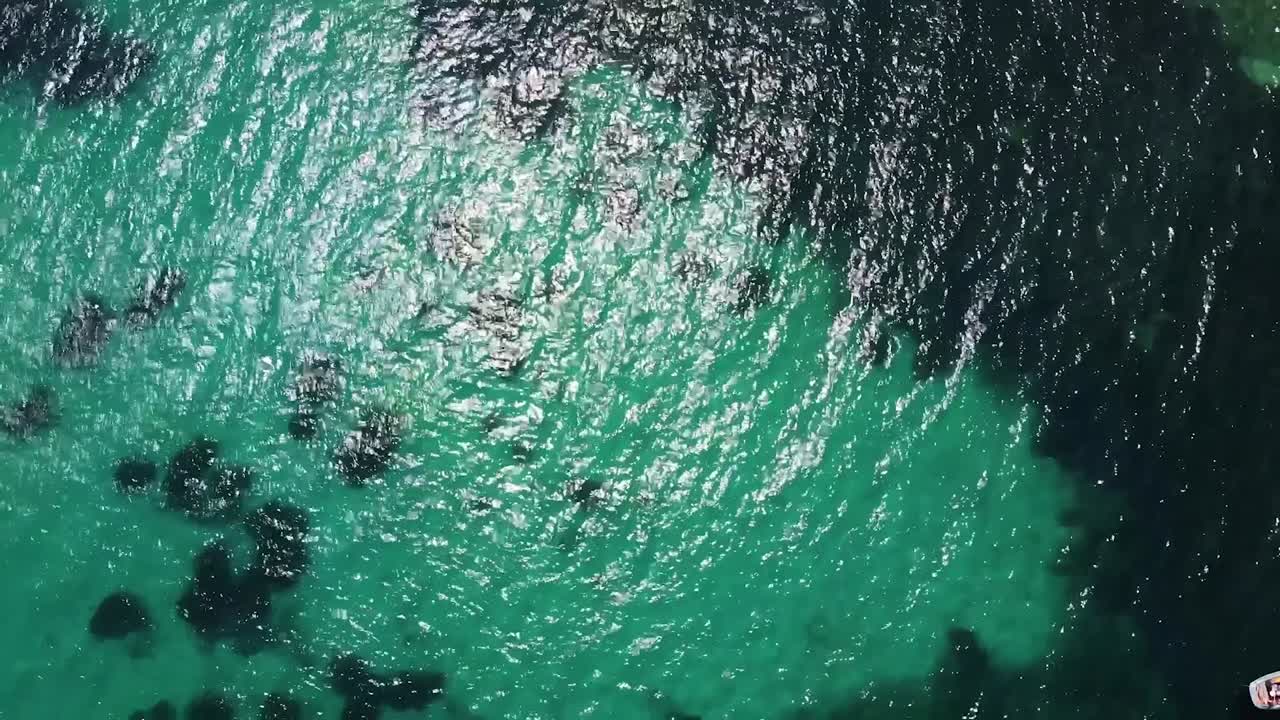 멋진 보트를 타고 청록색 지중해 위를 날고 있는 드론