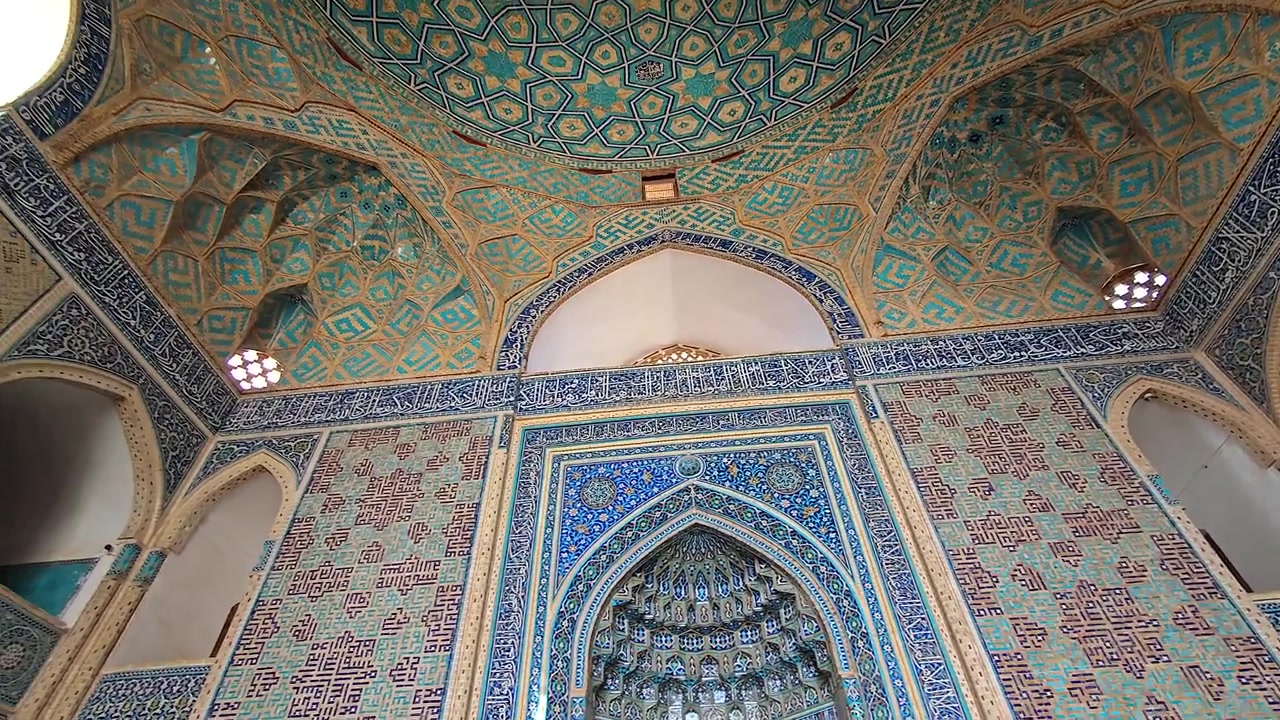 Mosaici intricati e architettura all'interno di un'antica moschea persiana
