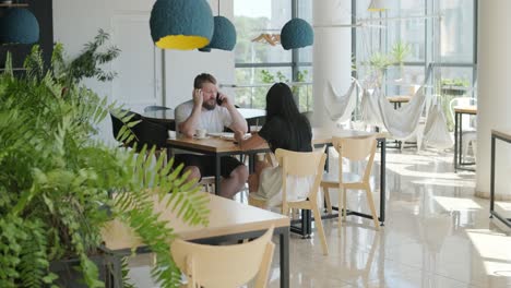 couple eating pizza in a restaurant