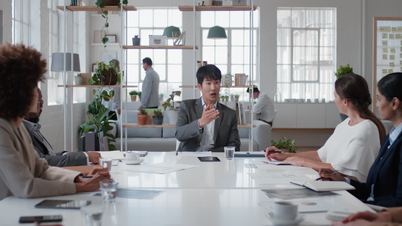 아시아 사업가 임원 회의 기업 지도자들이 주주들과 개발 아이디어를 논의하고 사무실 이사회에서 브레인스토밍