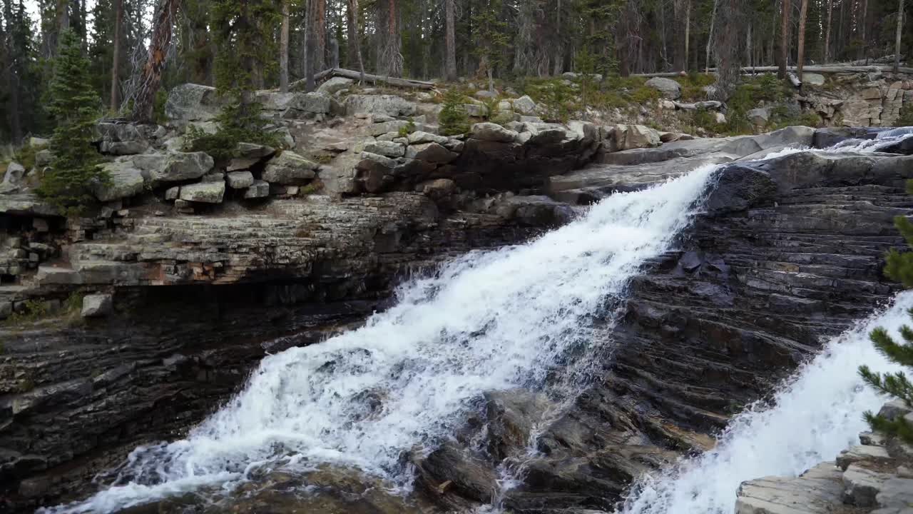 Den vakre fossen Provo Falls i Uinta Wasatch Cache nasjonalskog i Utah en overskyet kveld