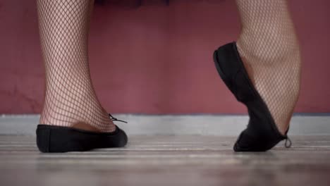 ballet dancer in pointe shoes