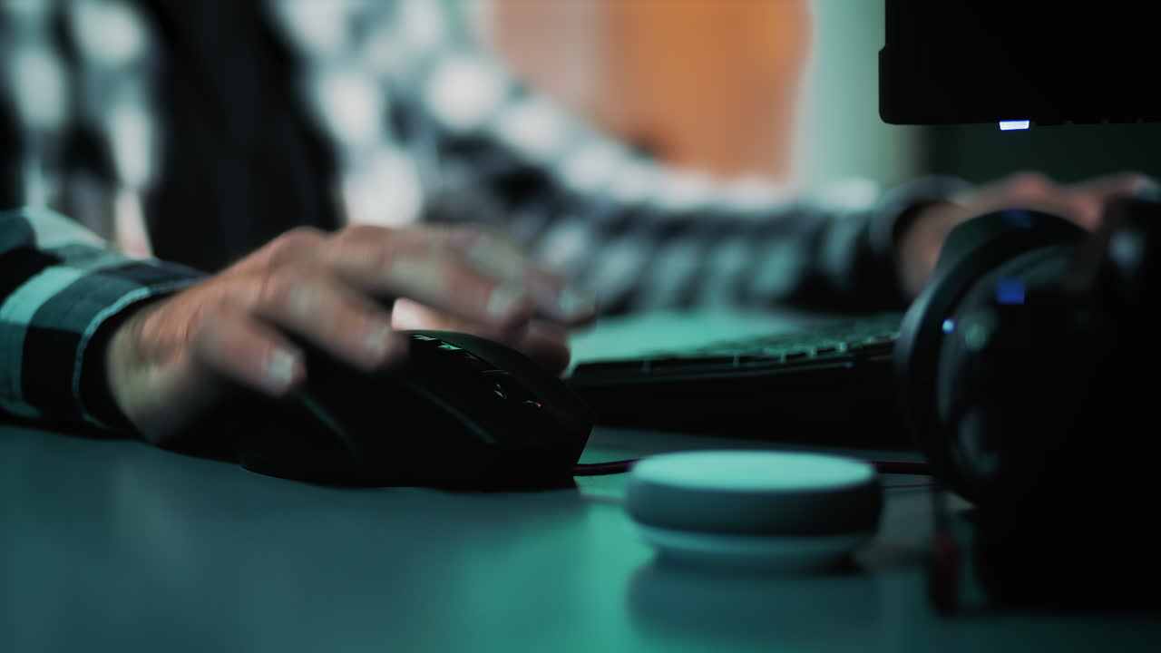 primer plano de manos masculinas trabajando, escribiendo, desplazando y editando en el mouse y teclado de la computadora