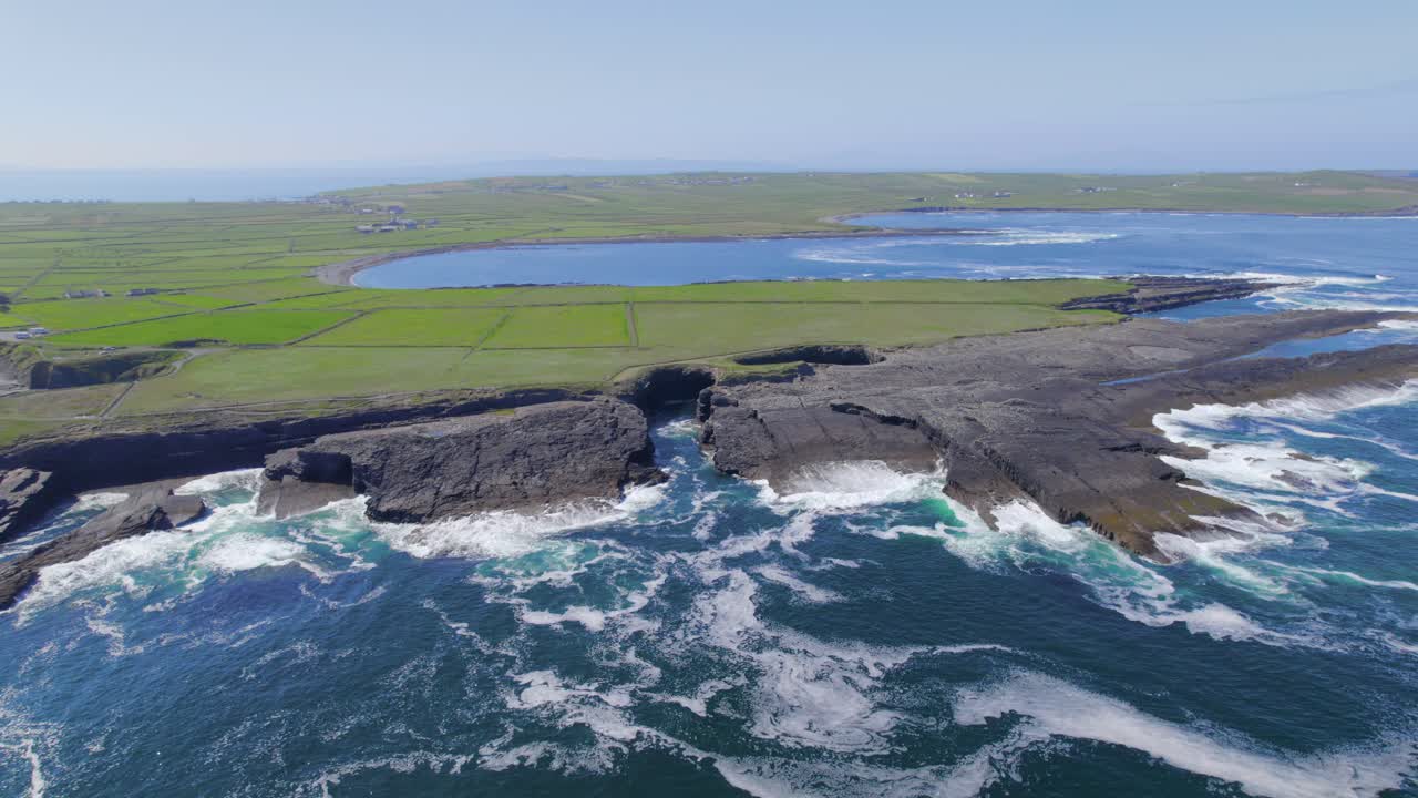 vista aérea de giro alrededor de la costa cerca del puente de la formación rocosa de ross