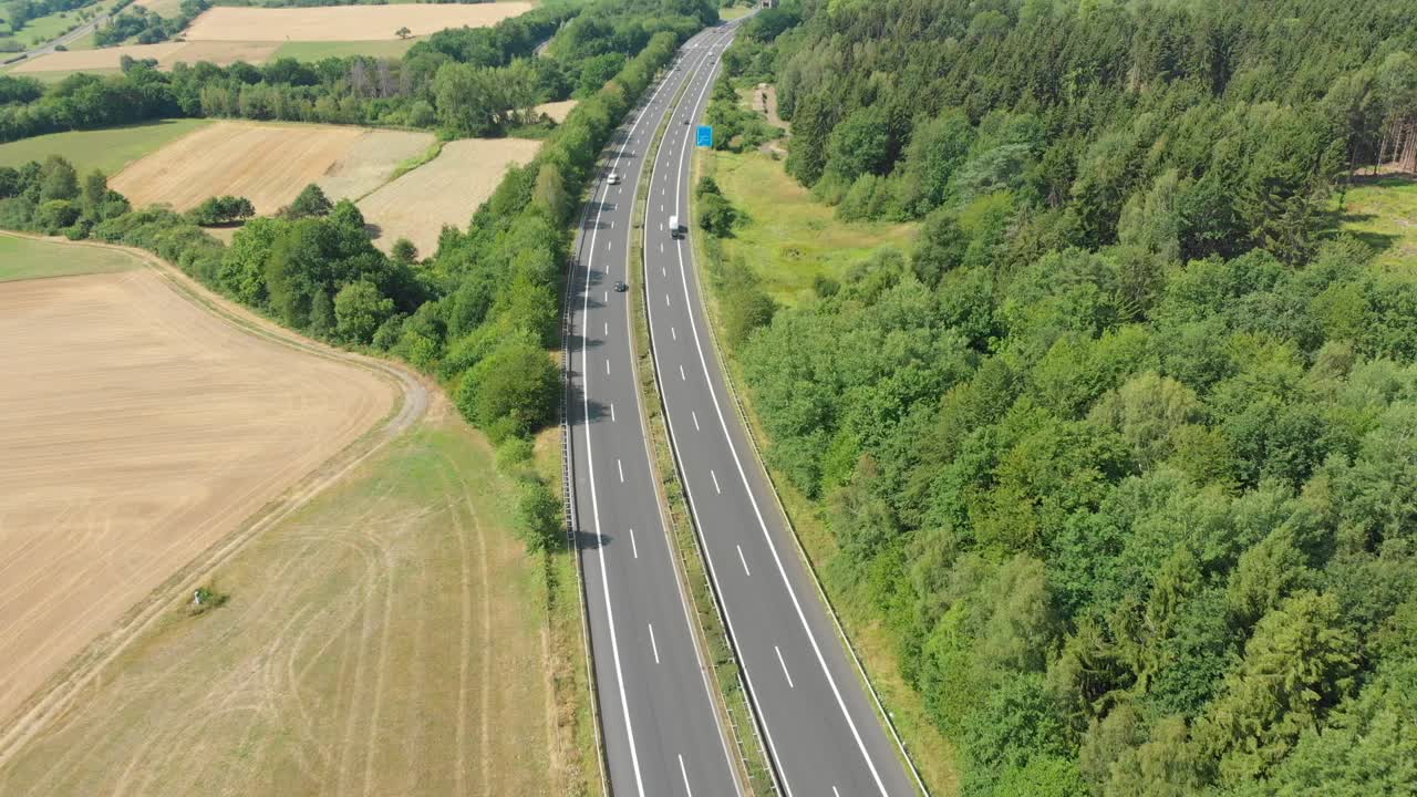 deutsche autobahn von oben durch die landschaft