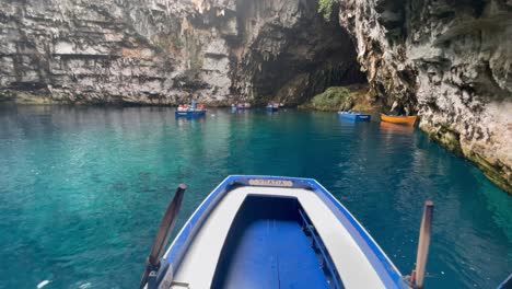 POV-Aufnahme-Eines-Ruderboots,-Das-Zum-Loch-Der-Höhle-Melissani-In-Kefalonia-Blickt