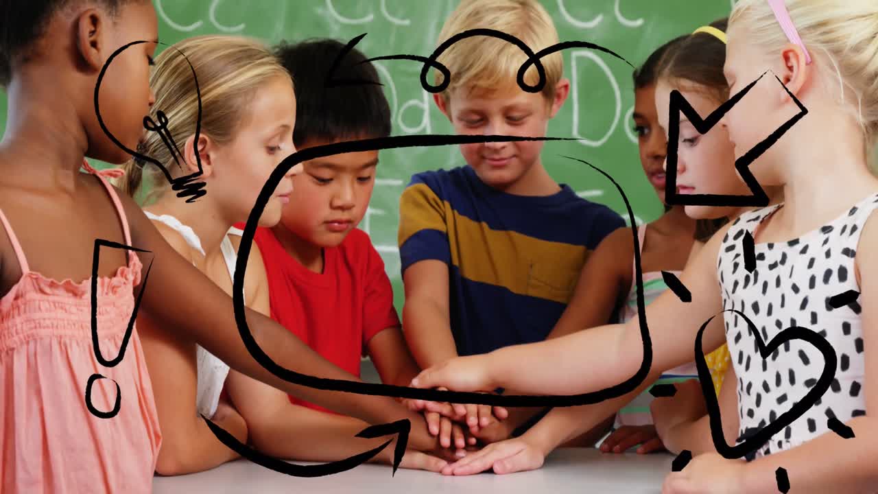 학교 개념 아이콘과 배너의 애니메이션으로 학생들이 손을 쌓고 있는 카피 공간이 있습니다.