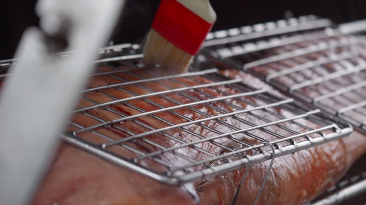 돼지고기를 갈기 전에 질로 향신료를 어 준비합니다.