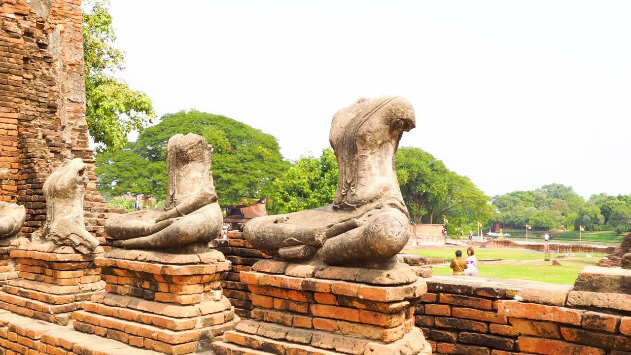 estatuas de buda y estructuras de ladrillo en ayutthaya
