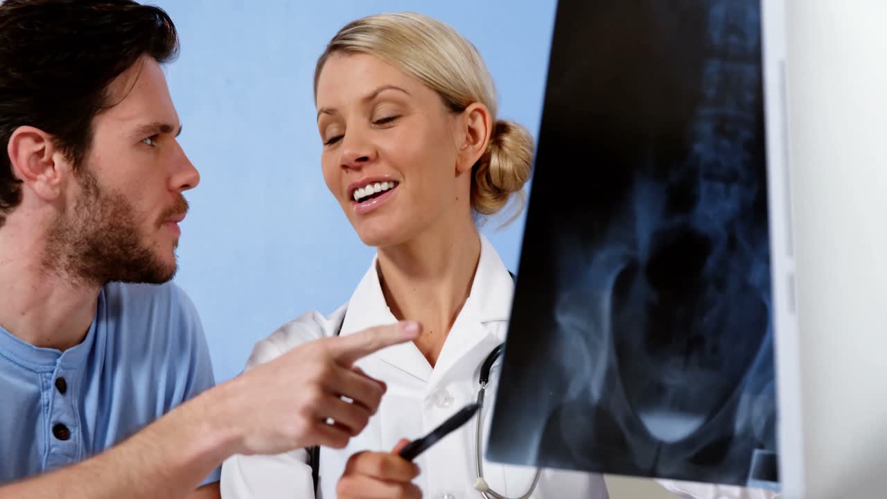 Fisioterapista che discute una radiografia con il paziente